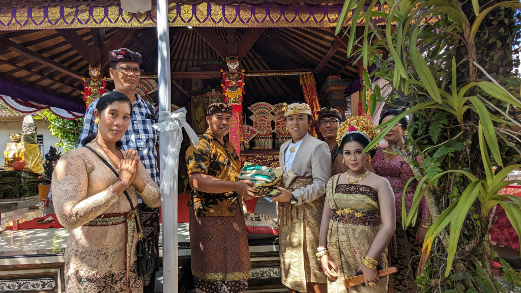 Kelian Dinas Banjar Serahkan Bantuan Penunjang Pernikahan kepada Warga Banjar Banjaran dan Banjar Batanbuah